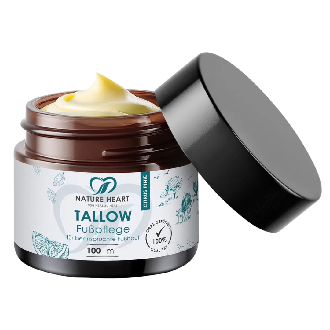 Geöffneter Tiegel der Nature Heart Tallow Fußpflege Citrus Pinie mit sichtbarer Balsam-Textur und danebenliegendem schwarzen Schraubdeckel.