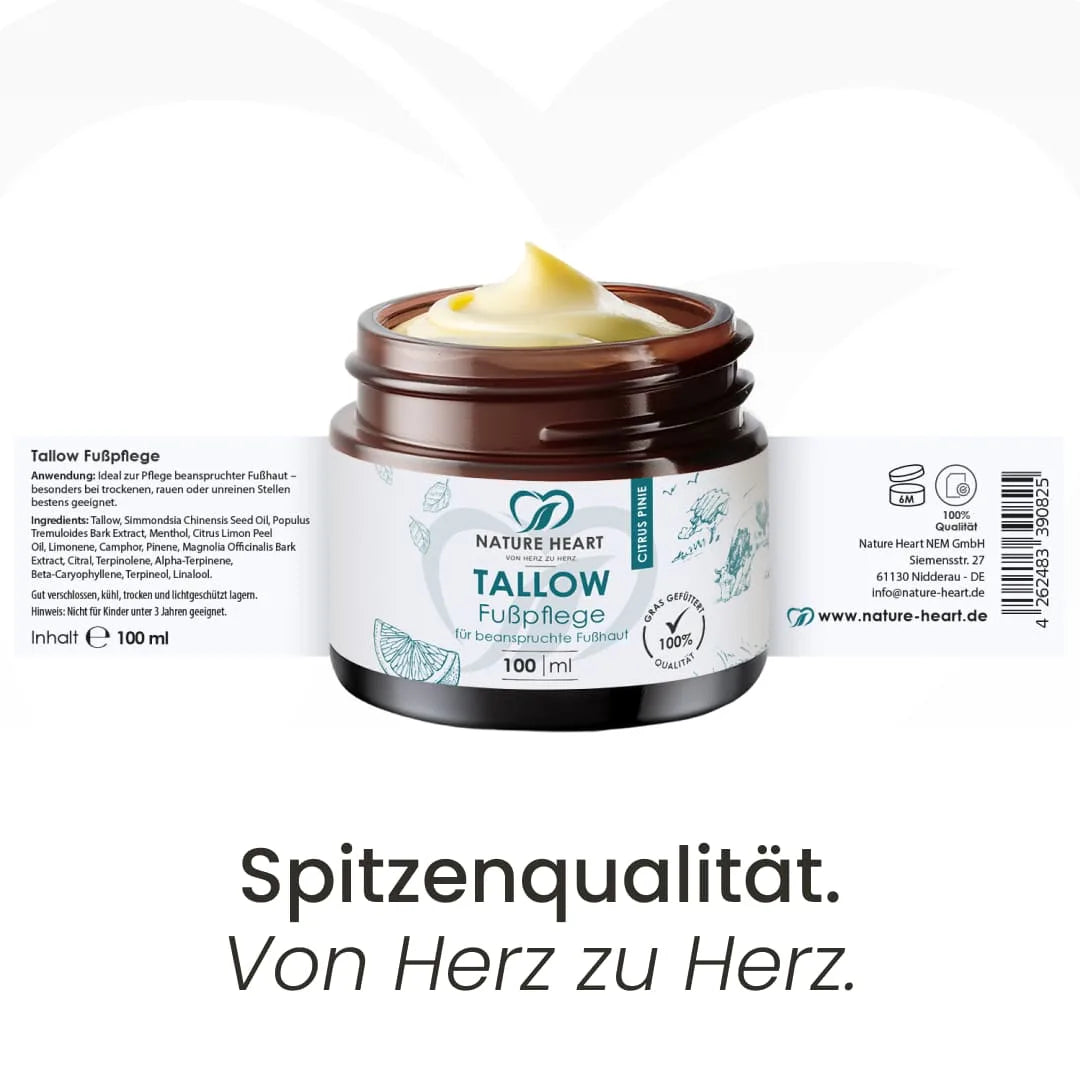 Draufsicht auf den geöffneten Tiegel der Nature Heart Tallow Fußpflege mit aufgefaltetem Etikett, Inhaltsstoffangaben und dem Text „Spitzenqualität. Von Herz zu Herz.“
