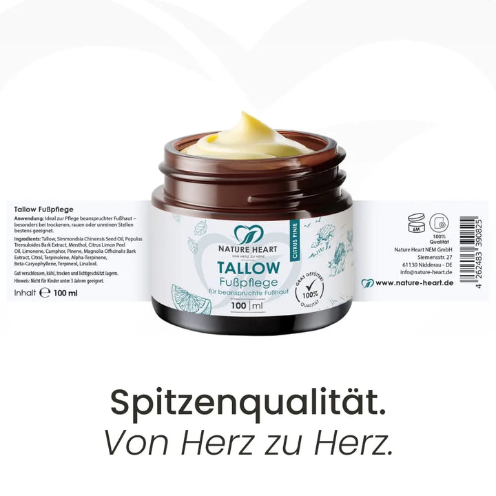 Draufsicht auf den geöffneten Tiegel der Nature Heart Tallow Fußpflege mit aufgefaltetem Etikett, Inhaltsstoffangaben und dem Text „Spitzenqualität. Von Herz zu Herz.“