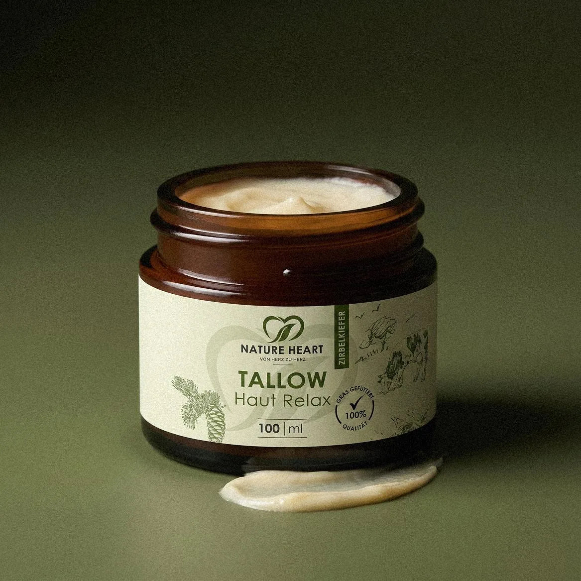 Nature Heart Tallow Haut Relax mit Zirbelkiefer, geöffneter 100-ml-Braunglastiegel mit Cremeausstrich davor