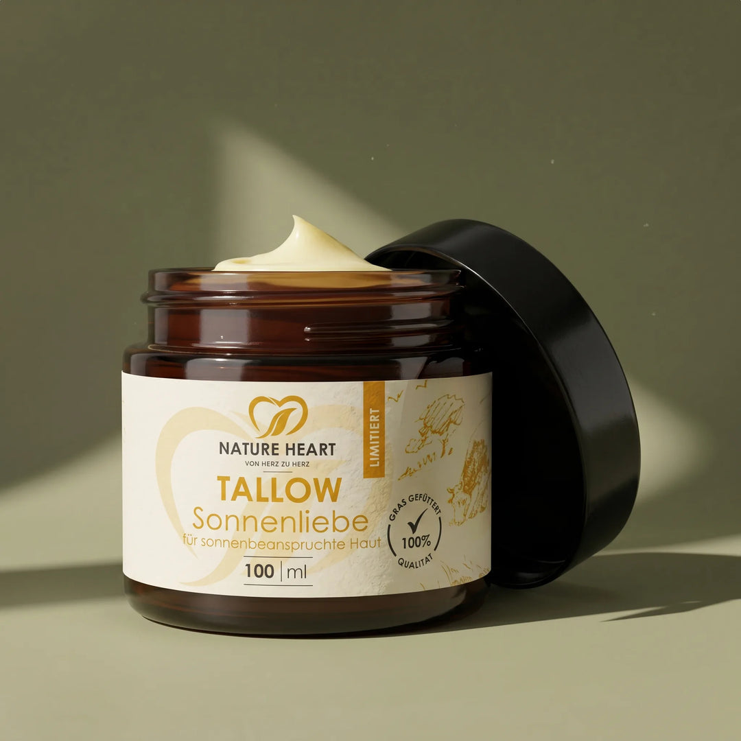 Ein geöffneter Braunglastiegel mit 100 ml Nature Heart Tallow Sonnenliebe, einer hellen Hautcreme für sonnenbeanspruchte Haut aus 100% grasgefütterter Qualität.