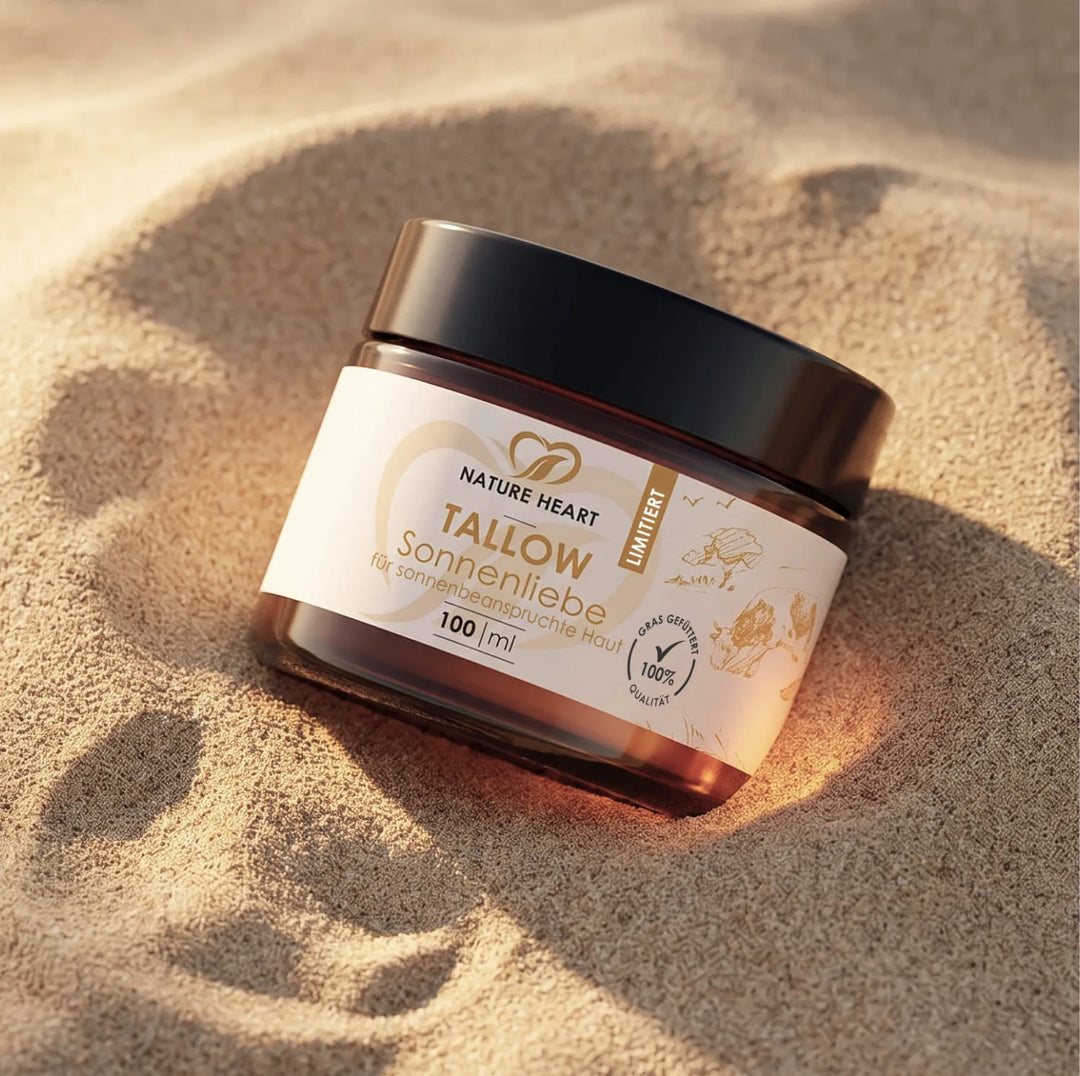 Ein dunkler Tiegel des limitierten Tallow Sonnenliebe Balsams von Nature Heart für sonnenbeanspruchte Haut, platziert im warmen Dünensand.