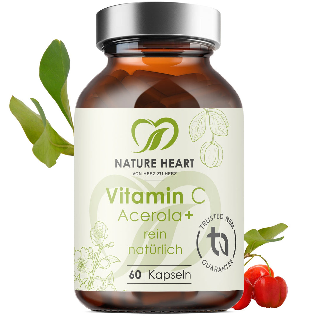 Nature Heart Vitamin C Acerola+ 60 Kapseln im Braunglas, daneben Acerolakirschen und Blätter