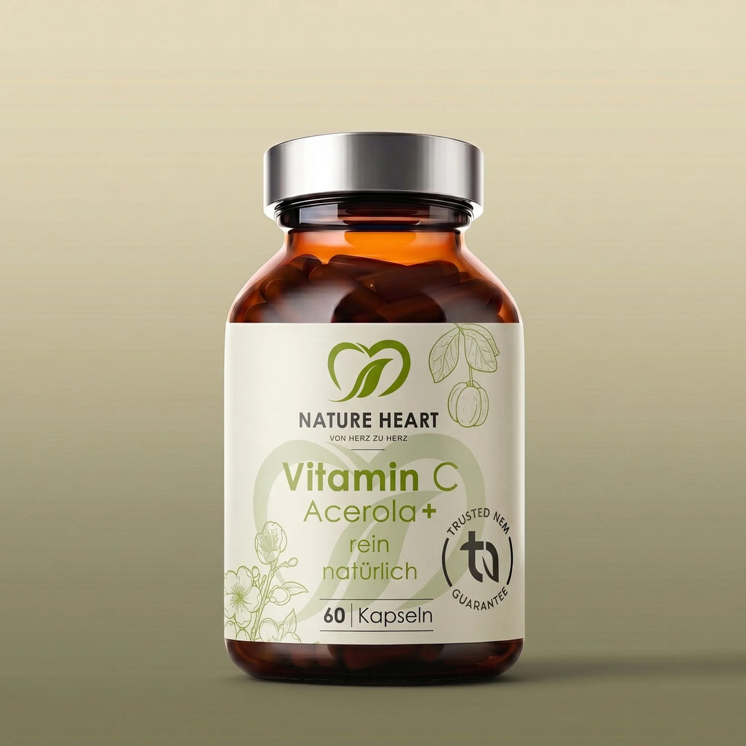 Eine Braunglasflasche mit sechzig Kapseln rein natürlichem Vitamin C Acerola plus von Nature Heart. Das helle Etikett zeigt filigrane Pflanzenillustrationen und das runde Trusted NEM Guarantee Siegel vor einem farblich abgestimmten, minimalistischen Hintergrund.