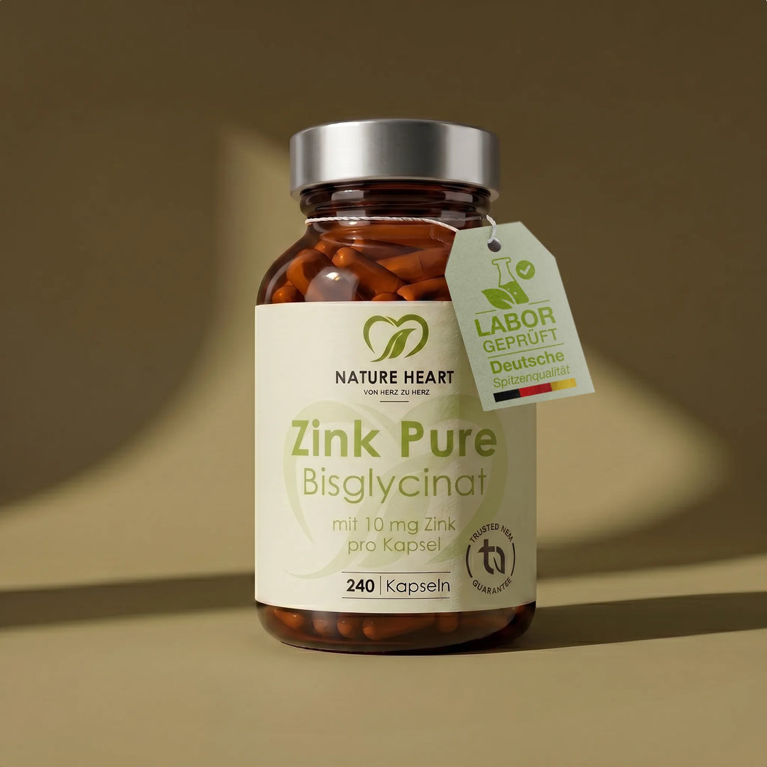 Ein Glas mit Zink Pure Bisglycinat Kapseln von Nature Heart, deklariert mit 10 mg Zink pro Kapsel und einer Packungsgröße von 240 Kapseln sowie einem „Labor geprüft“ Anhänger.