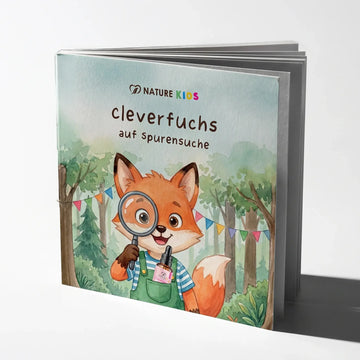 Nature Kids Kinderbuch „Cleverfuchs auf Spurensuche“: Cover mit Fuchs in Latzhose, der eine Lupe im Wald hält