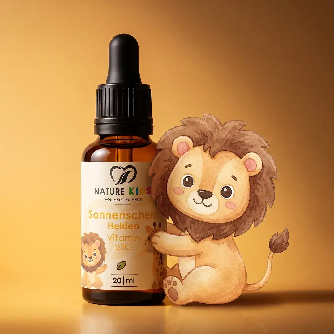 Nature Kids Sonnenschein Helden Vitamin D3K2 von Nature Heart, 20-ml-Pipettenflasche neben illustriertem Löwen