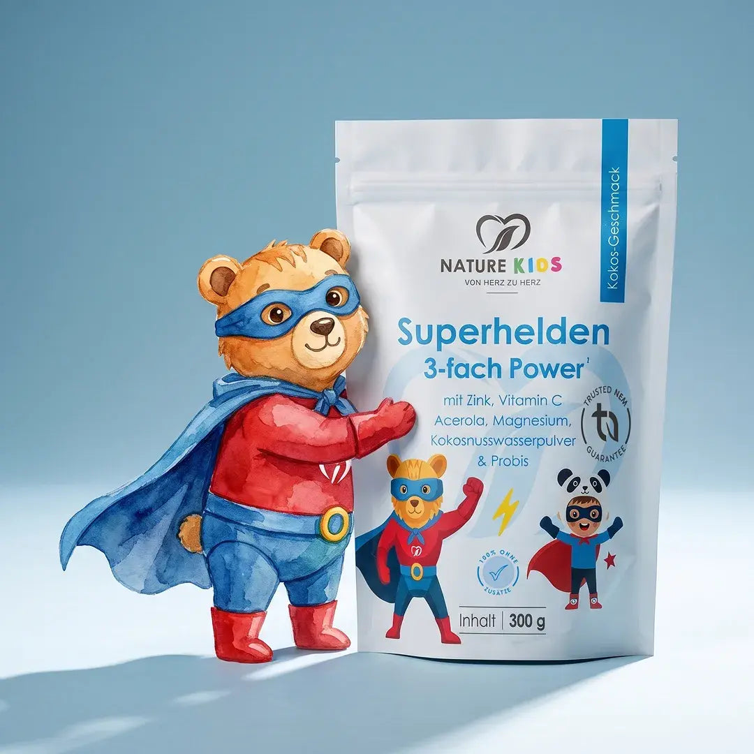 Nature Kids Superhelden 3-fach Power von Nature Heart, 300-g-Beutel, Kokos-Geschmack, neben illustriertem Bären