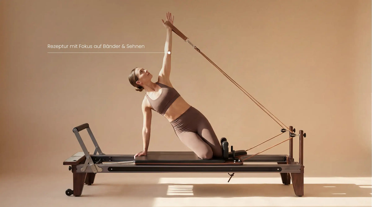 Frau trainiert im seitlichen Kniestand auf einem Pilates-Reformer vor beigem Hintergrund, Symbolbild zu Premium Kollagen