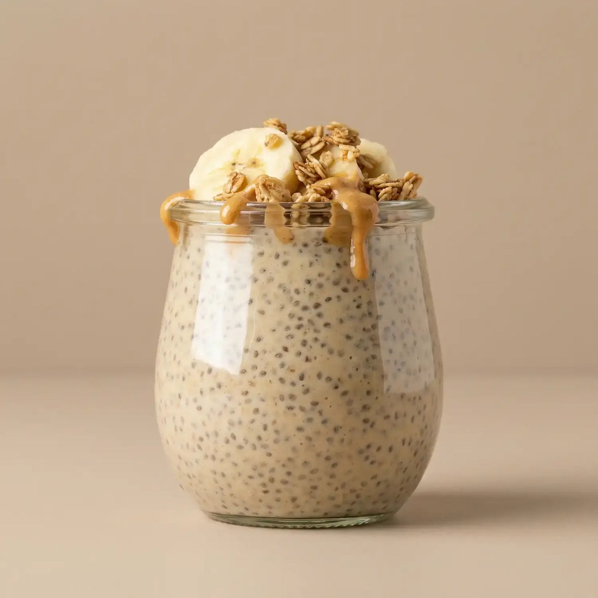 Chia-Pudding im Glas mit Bananenscheiben, Granola und Nussmus als Rezeptidee mit Premium Kollagen Pulver