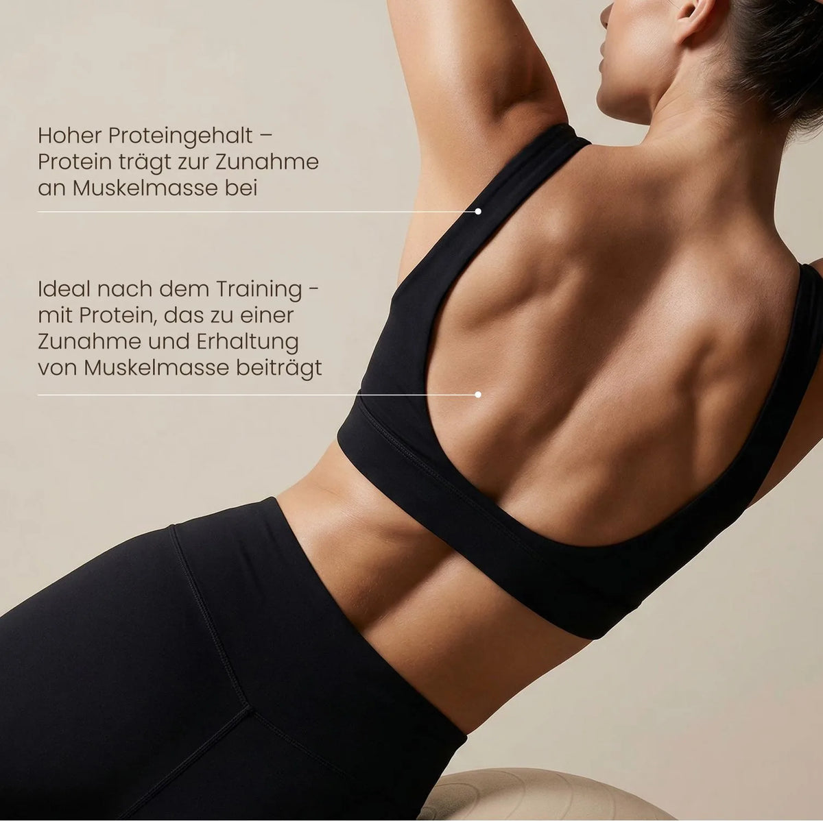 Rückenansicht einer trainierten Frau in schwarzer Sportkleidung, daneben Texthinweise zum Proteingehalt