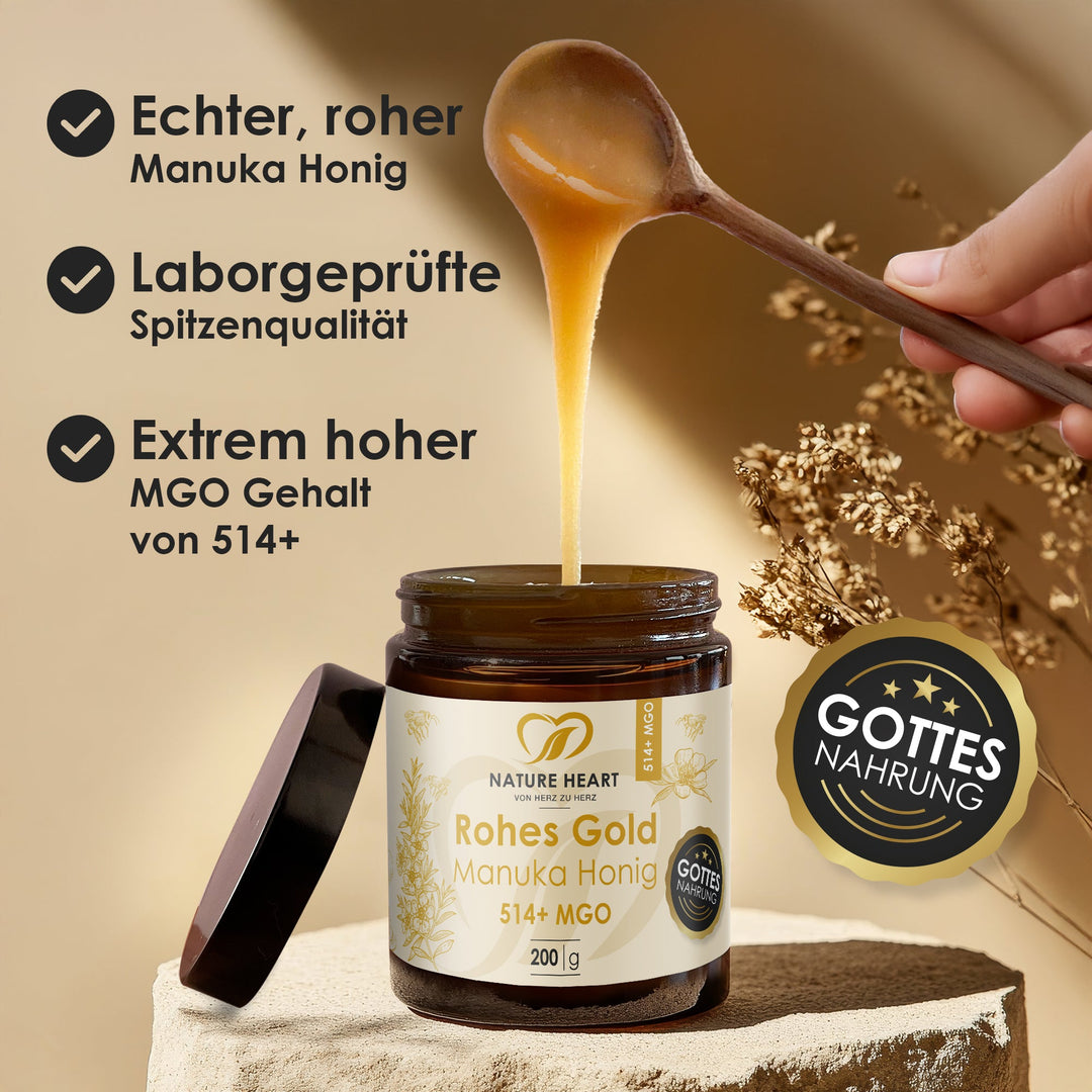 Manuka Honig läuft vom Holzlöffel ins geöffnete Glas Rohes Gold, Hinweise echter roher Honig, laborgeprüft, MGO-Gehalt von 514+
