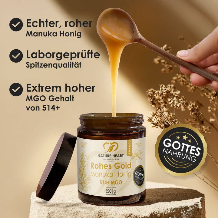 Manuka Honig läuft vom Holzlöffel ins geöffnete Glas Rohes Gold, Hinweise echter roher Honig, laborgeprüft, MGO-Gehalt von 514+
