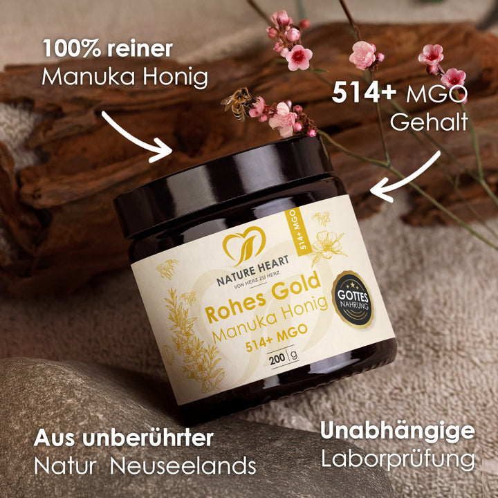 Glas Rohes Gold Manuka Honig auf Holz mit Blüten, Hinweise 100 % reiner Manuka Honig, 514+ MGO, Neuseeland und unabhängige Laborprüfung