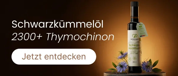 Eine Flasche Nature Heart Schwarzkümmelöl auf einer dunklen Holzscheibe, umgeben von blühendem Schwarzkümmel. Links daneben befindet sich der Werbetext „Schwarzkümmelöl 2300+ Thymochinon“ mit einem weißen „Jetzt entdecken“-Button.