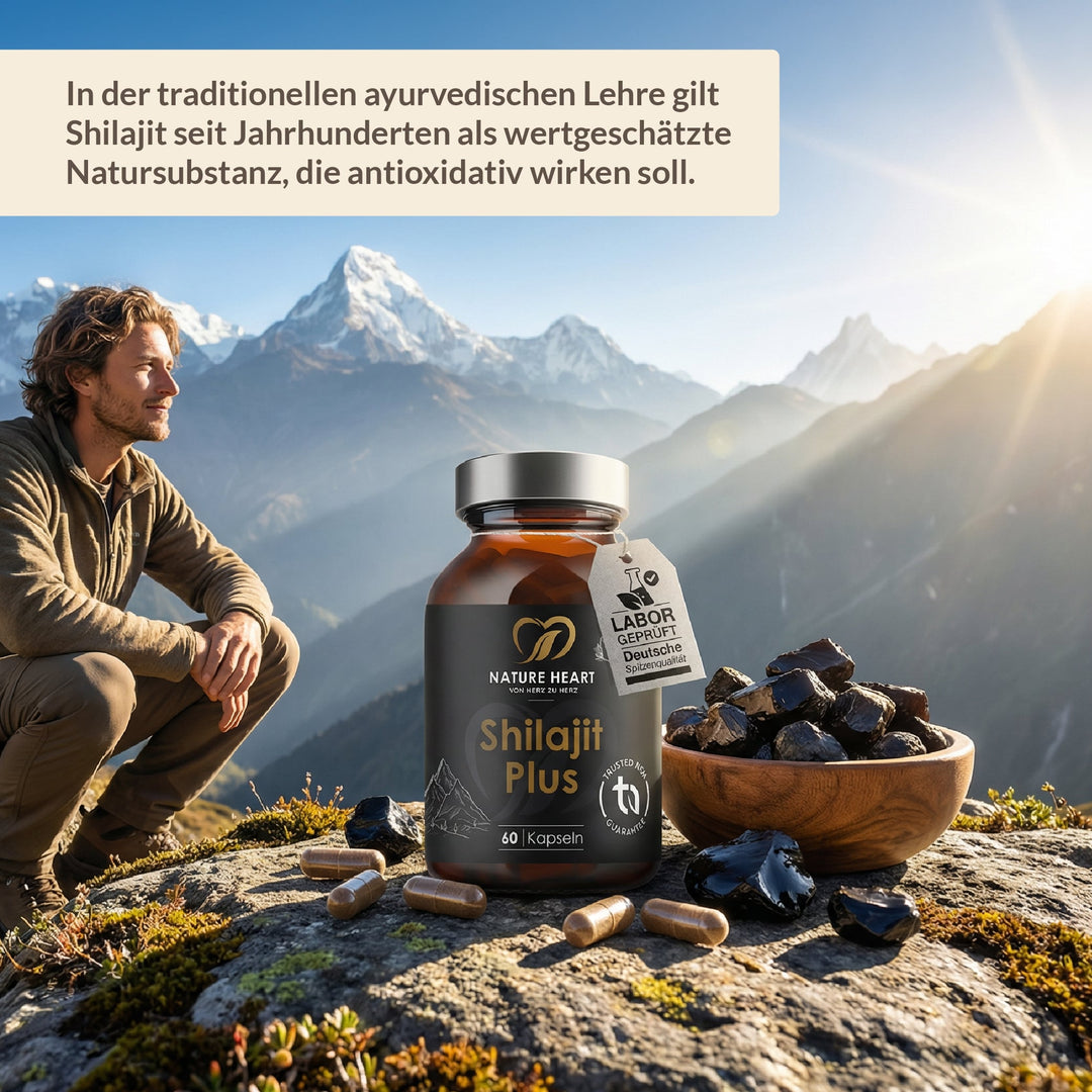 Mann im Gebirge neben Shilajit Plus Glas, Kapseln und einer Holzschale mit Shilajit-Harz, Hinweis zur ayurvedischen Tradition