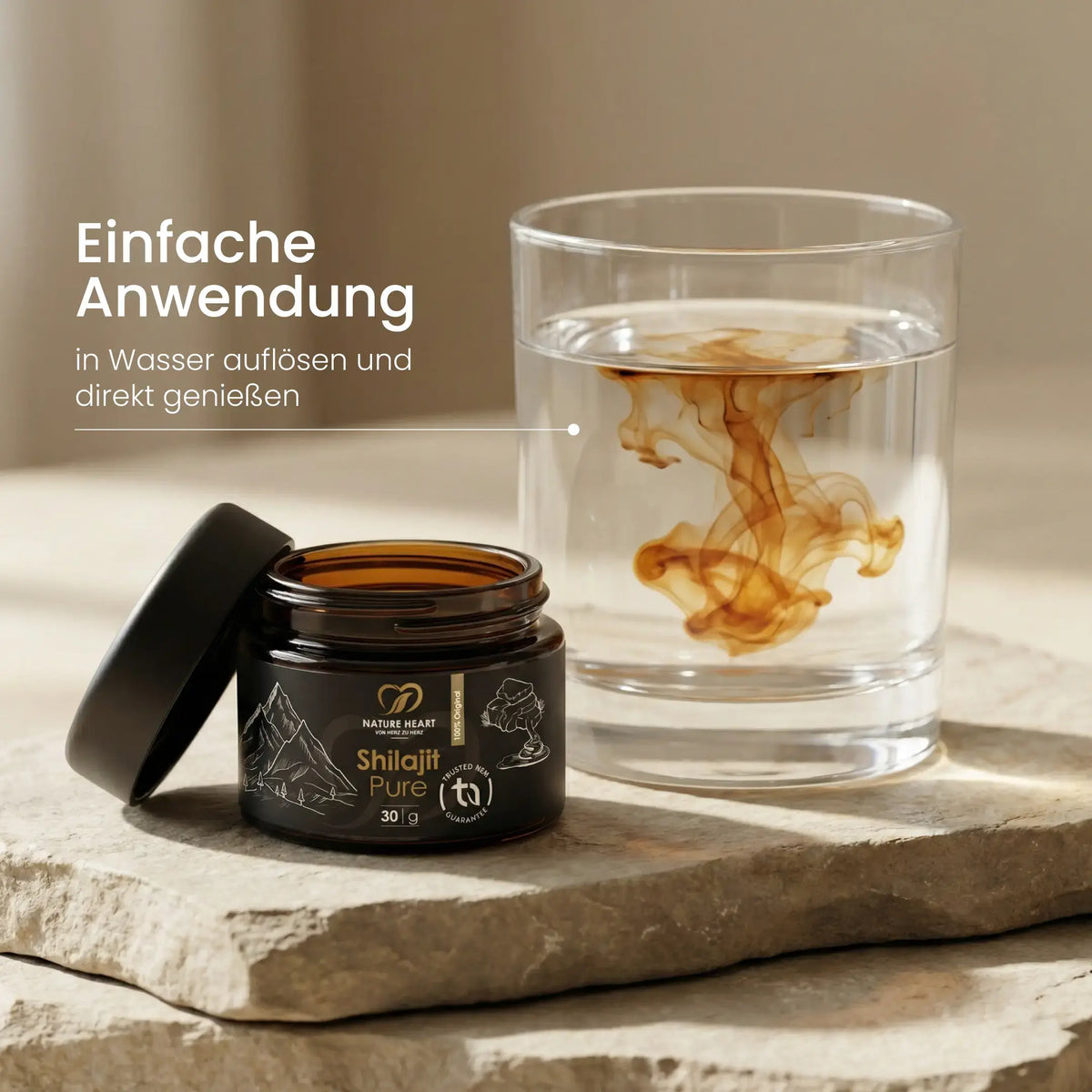 Geöffneter Tiegel Shilajit Pure mit 30 g neben einem Glas Wasser, in dem sich das Harz auflöst