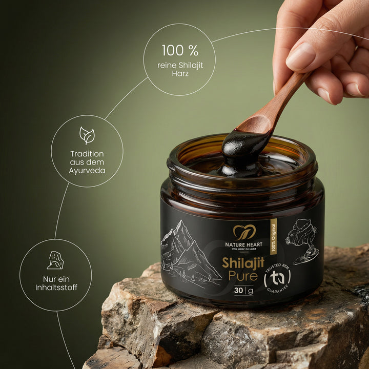 Holzlöffel mit Shilajit Pure Harz über dem Tiegel und Hinweisen 100 % reines Shilajit Harz, Ayurveda-Tradition, nur ein Inhaltsstoff