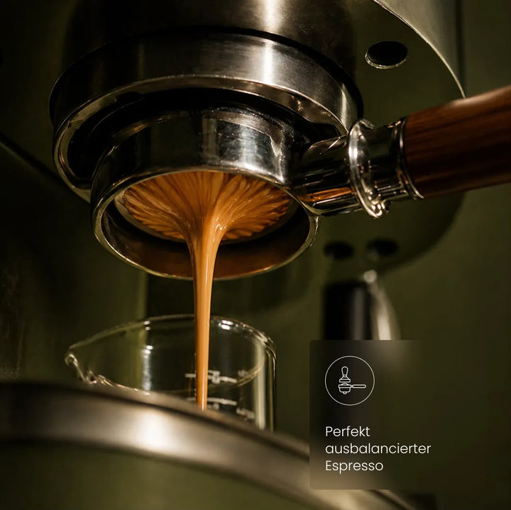 Frischer, cremiger Espresso fließt gleichmäßig aus einem bodenlosen Siebträger mit Holzgriff in ein Glas, ergänzt durch ein Icon und den Text Perfekt ausbalancierter Espresso.