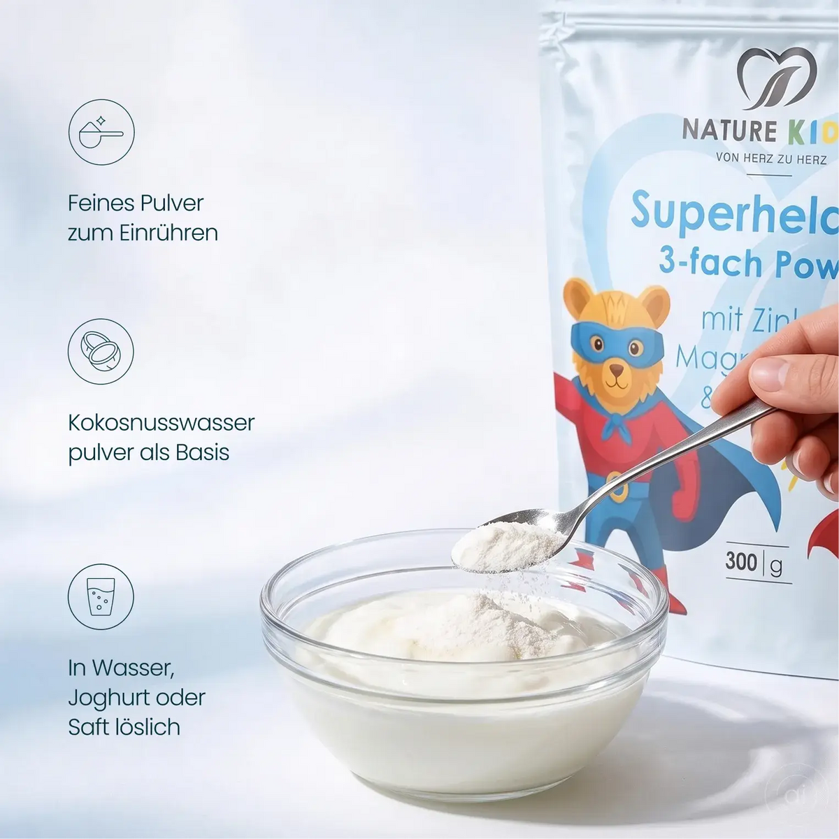Superhelden 3-fach Power Pulver wird mit einem Löffel in Joghurt eingerührt: löslich in Wasser, Joghurt oder Saft