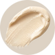 Cremige Textur der Nature Heart Tallow Anti-Age Creme als Swatch auf beigem Hintergrund