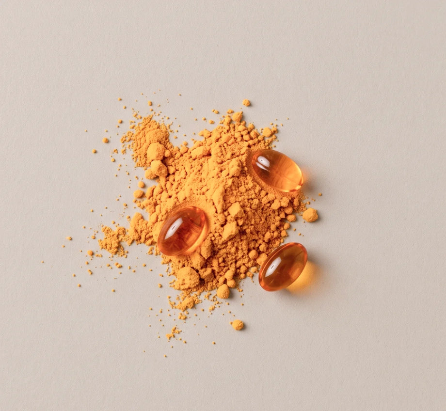 Oranges Coenzym-Q10-Pulver mit drei glänzenden Kapseln auf hellem Hintergrund