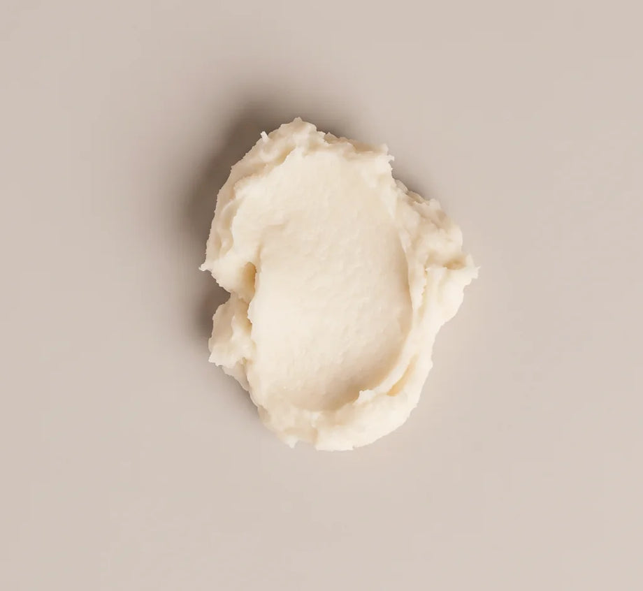 Cremige weiße Sheabutter auf hellem Hintergrund