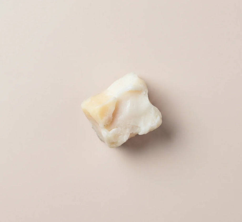 Ein Stück weißer Rindertalg auf hellem Hintergrund – Inhaltsstoff Tallow der Tallow Anti-Age Formula
