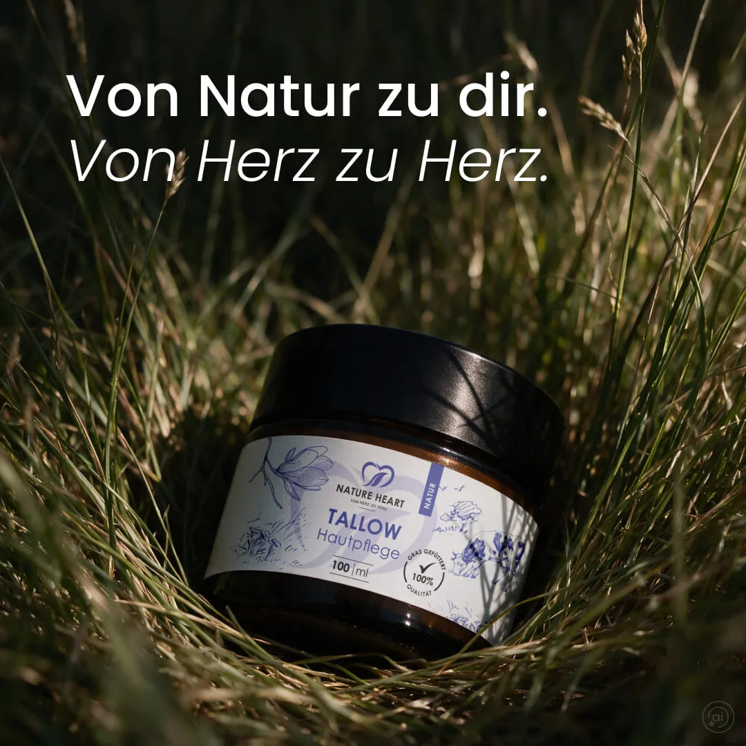 Tiegel der Tallow Hautpflege Natur 100 ml im hohen Gras; Slogan „Von Natur zu dir. Von Herz zu Herz.“