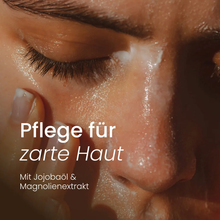 Pflege für zarte Haut mit Jojobaöl und Magnolienextrakt: Tallow Hautpflege Natur wird unter dem Auge aufgetragen