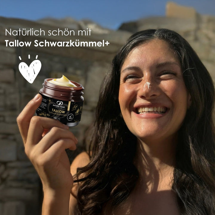 Lachende Frau mit Tallow-Creme auf der Nase hält den Tiegel, Headline Natürlich schön mit Tallow Schwarzkümmel+