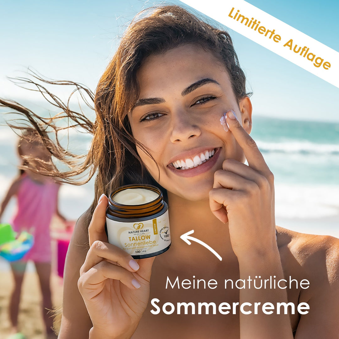 Lachende Frau am Strand mit Tiegel Tallow Sonnenliebe, Text Meine natürliche Sommercreme und Banner Limitierte Auflage