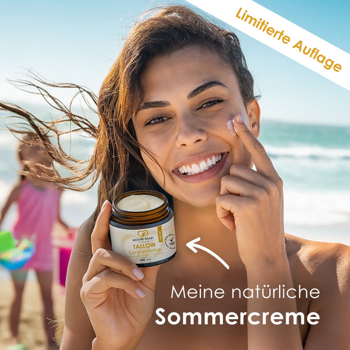 Lachende Frau am Strand mit Tiegel Tallow Sonnenliebe, Text Meine natürliche Sommercreme und Banner Limitierte Auflage