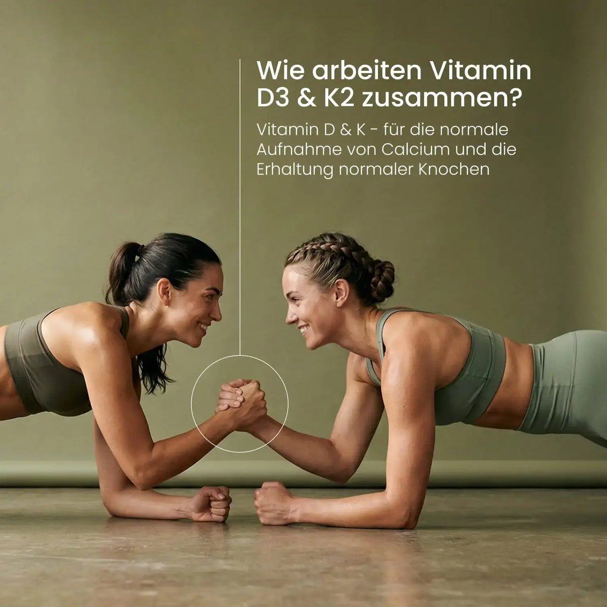 Zwei Frauen im Unterarmstütz reichen sich lächelnd die Hand, daneben die Frage: Wie arbeiten Vitamin D3 & K2 zusammen?